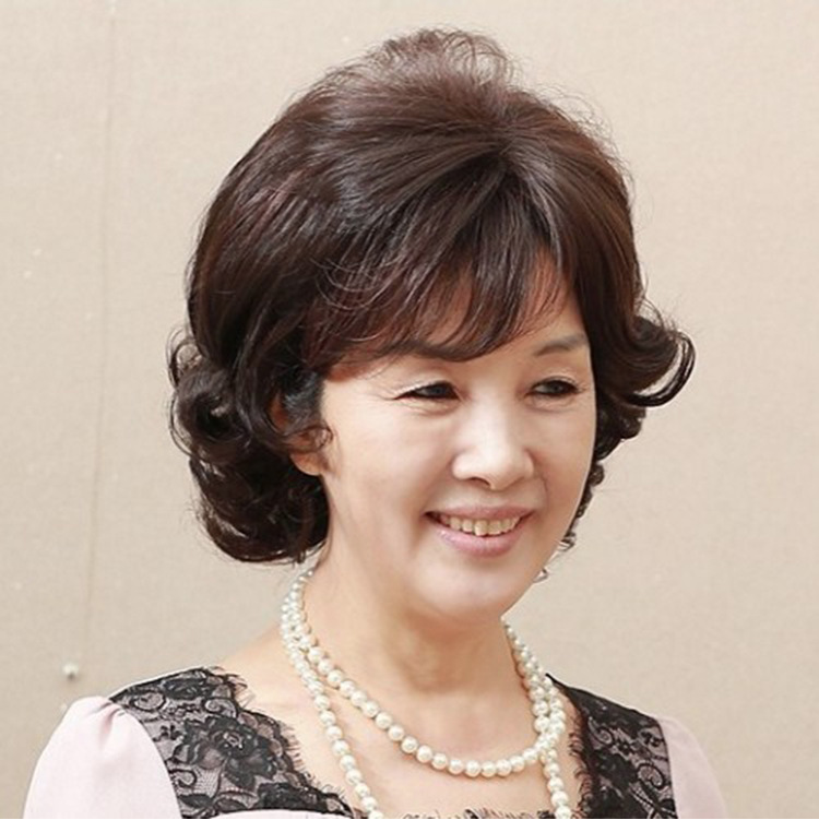 Tóc giả nữ trung niên xoăn Hàn Quốc giúp bạn trông trẻ trung và quyến rũ hơn. Xem hình ảnh về tóc giả này để cảm nhận được sự tự tin và đầy quyến rũ của các kiểu tóc xoăn Hàn Quốc cho nữ trung niên.