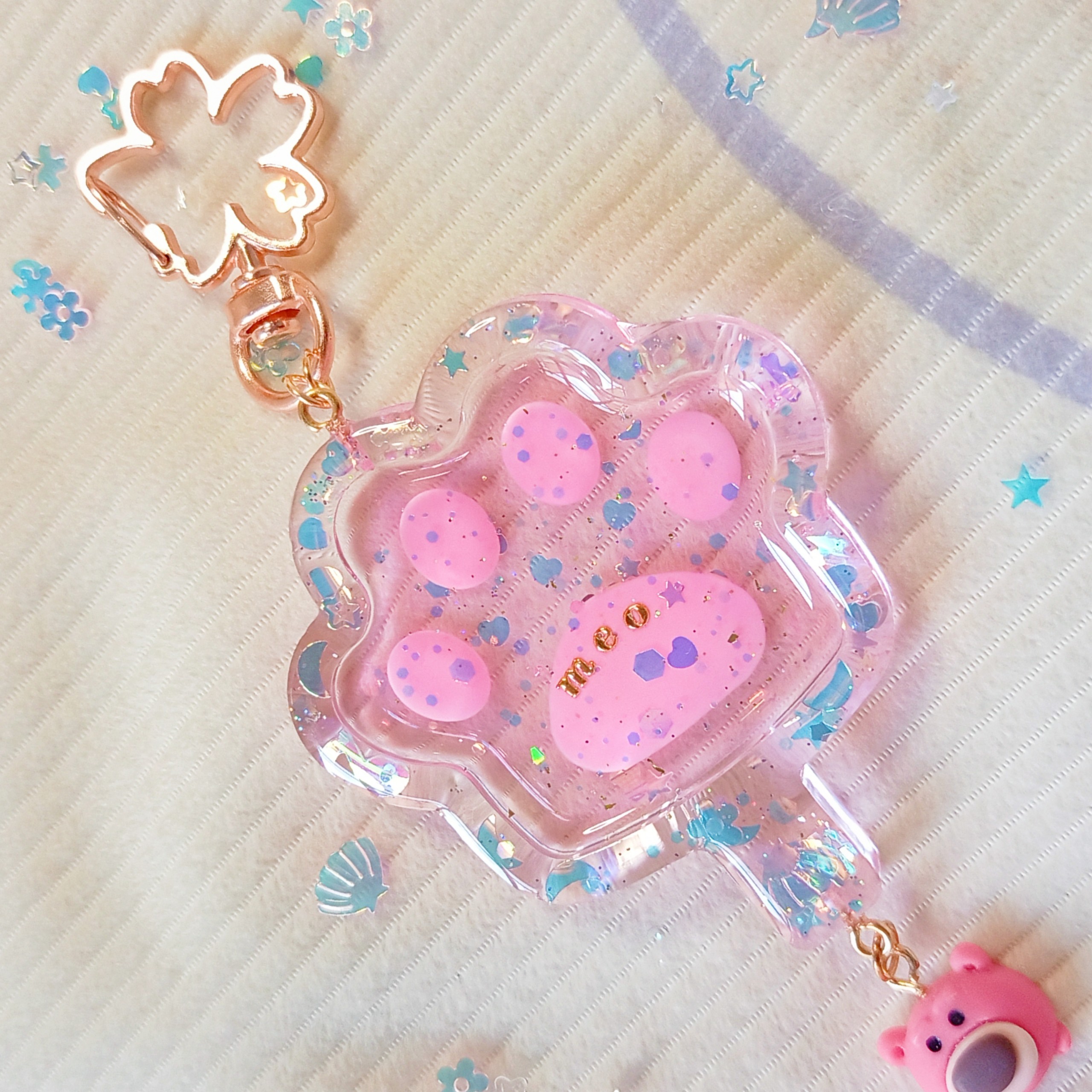 Móc khóa resin tay mèo handmade