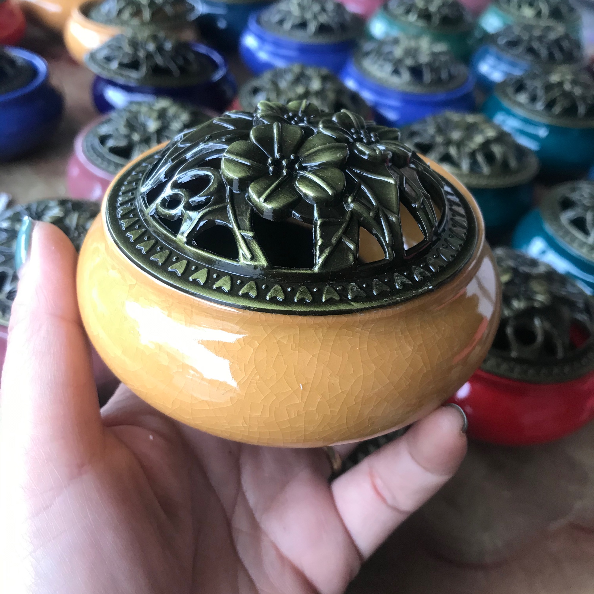 Lư sứ cao cấp xông trầm nắp kim loại