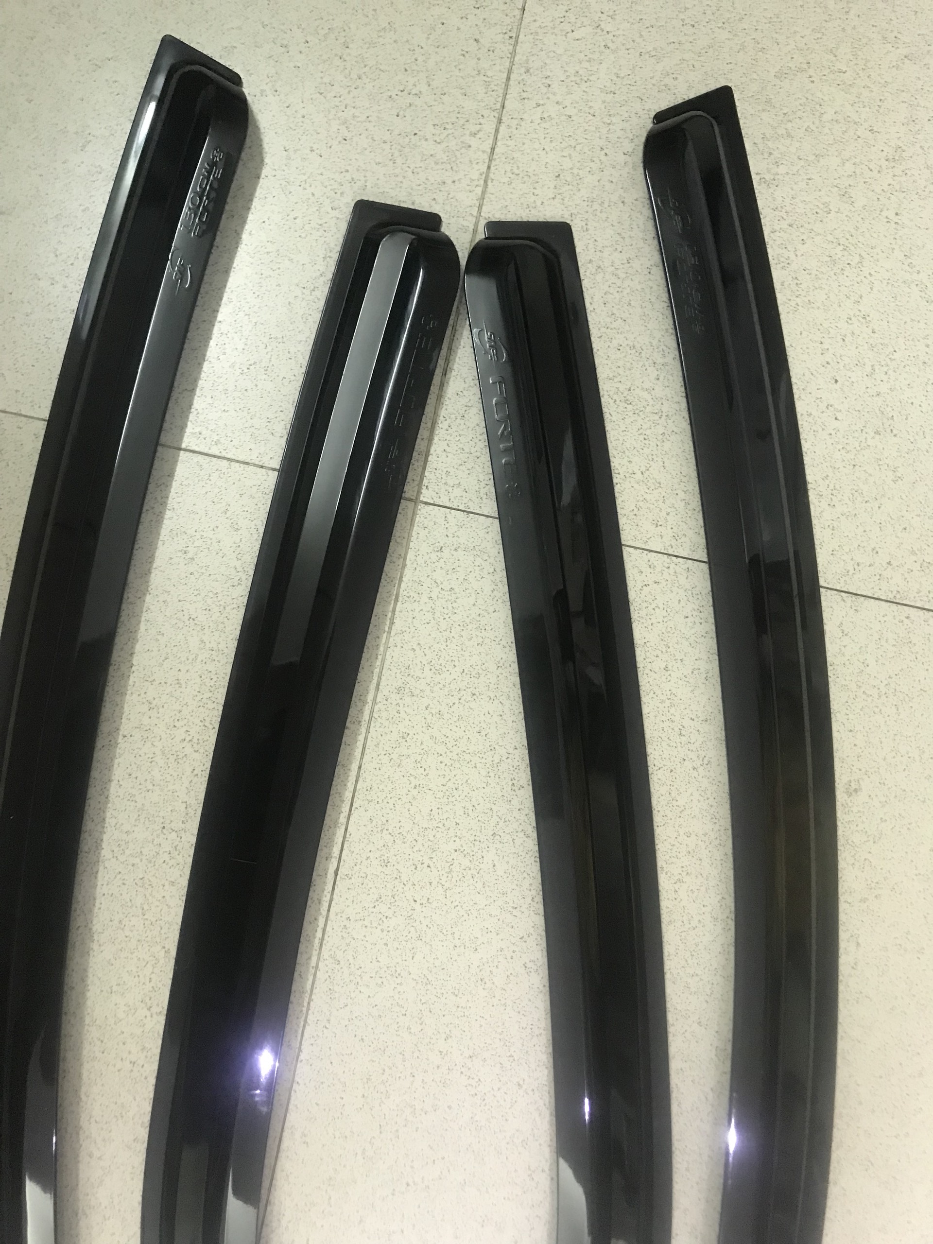 Bộ 4 vè che mưa đen xe Kia Forte 2008-2013