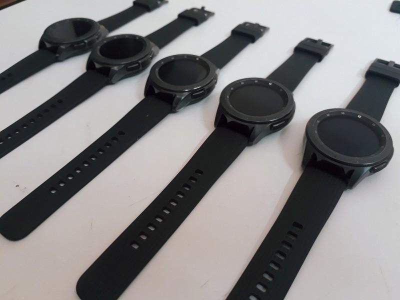 Samsung Galaxy Watch 42mm đen 99%