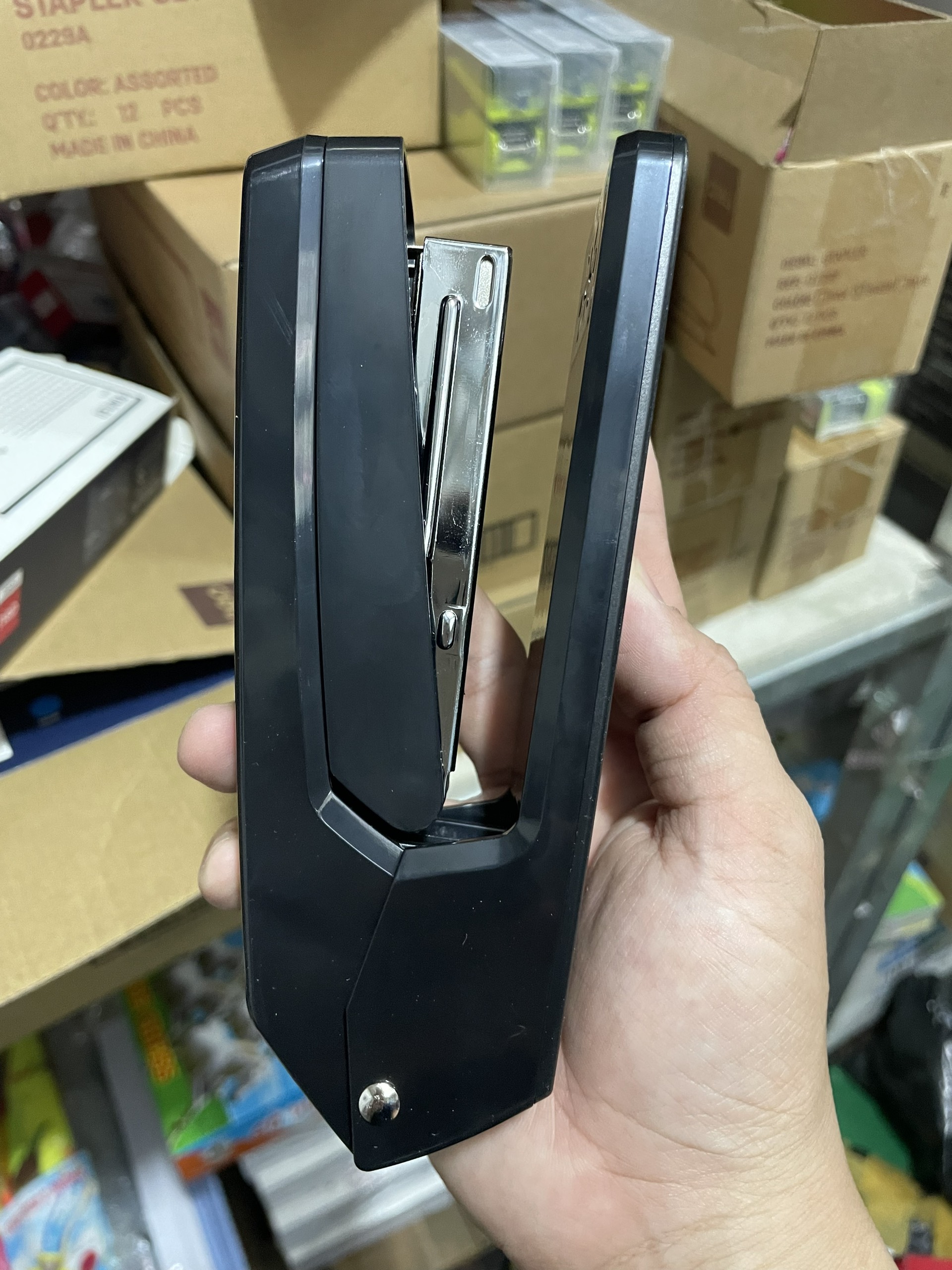 Dập ghim xoay 3 chiều 25 Tờ Deli E0434