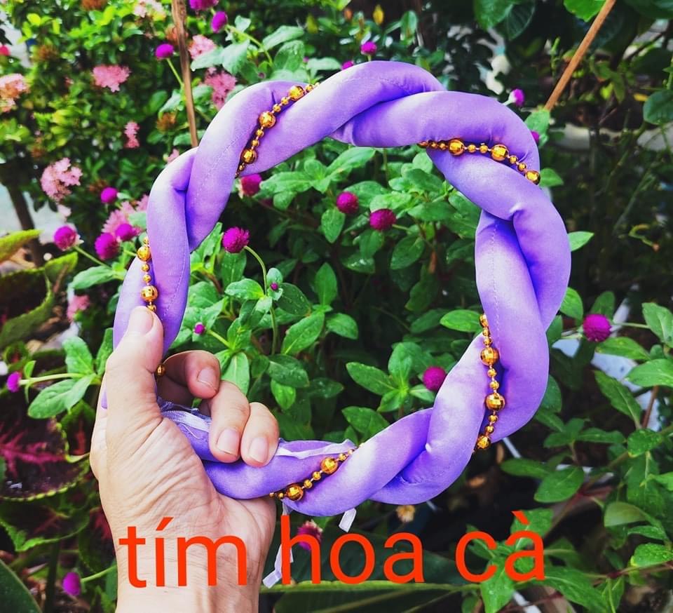 Mấn đội đầu cho bé và mẹ phối cùng áo dài