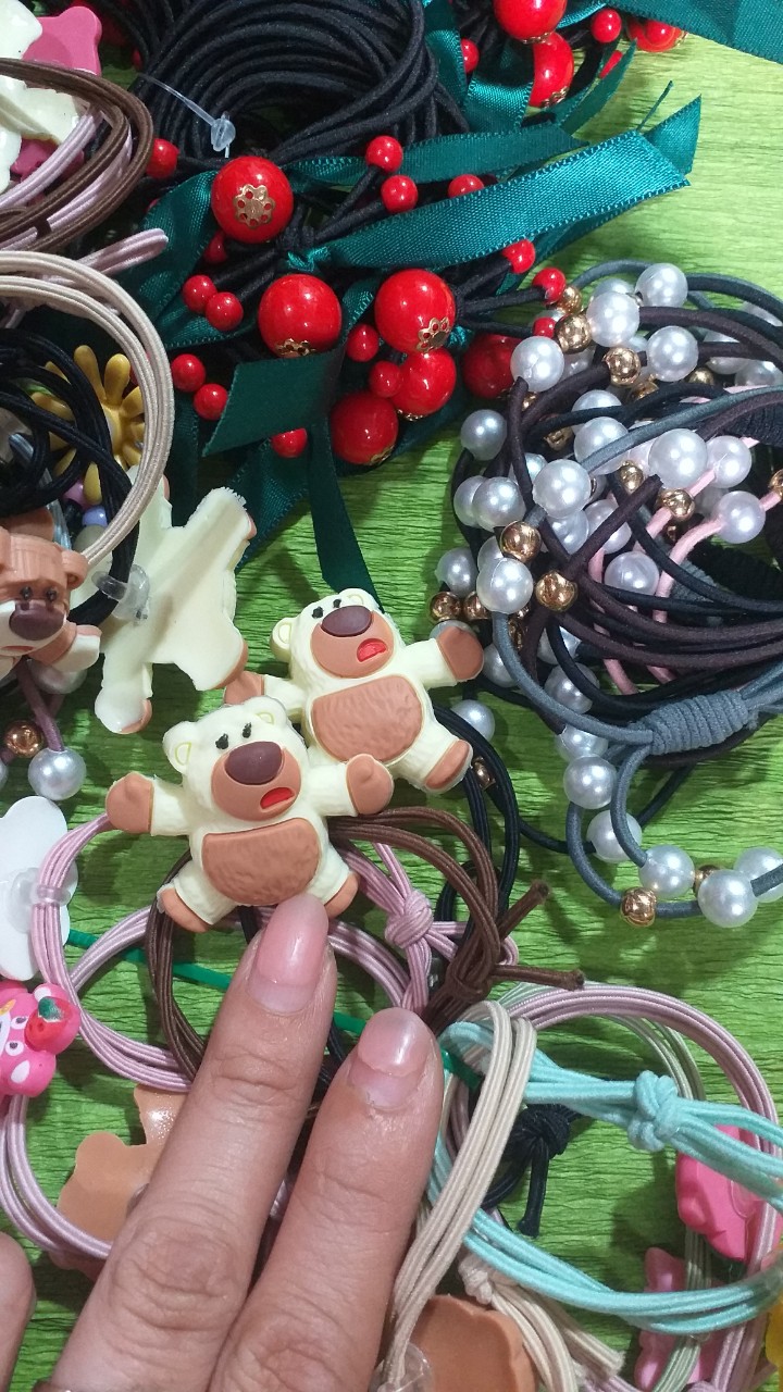 Quà tặng ngẫu nhiên( bút, dây cột tóc, kẹp,...)