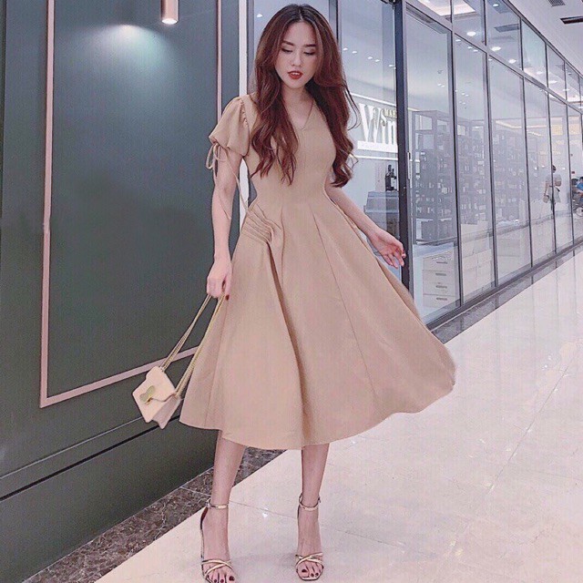 Đầm kem xoè xếp li eo