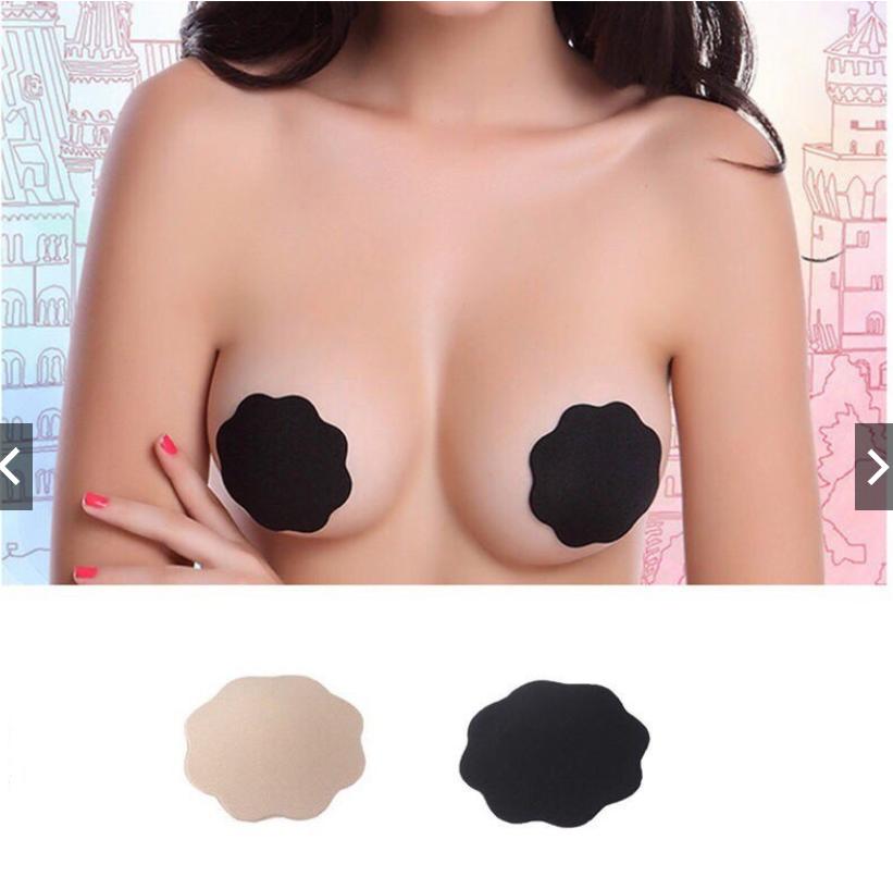 Một đôi miếng dán nhũ hoa để diện đồ sexy