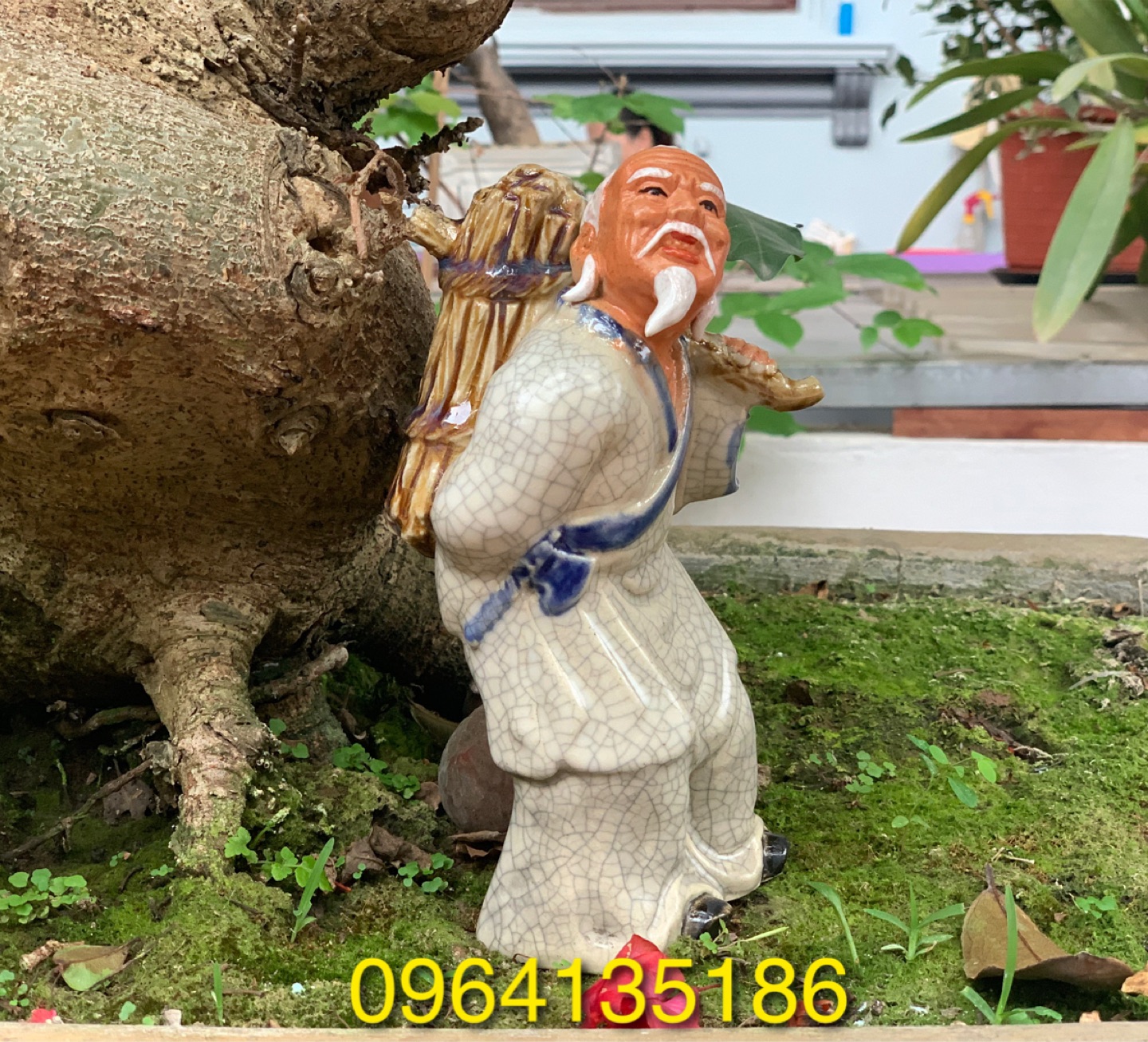 Tượng tiểu cảnh ông lão gánh củi men rạn h18cm gốm sứ Bát Tràng