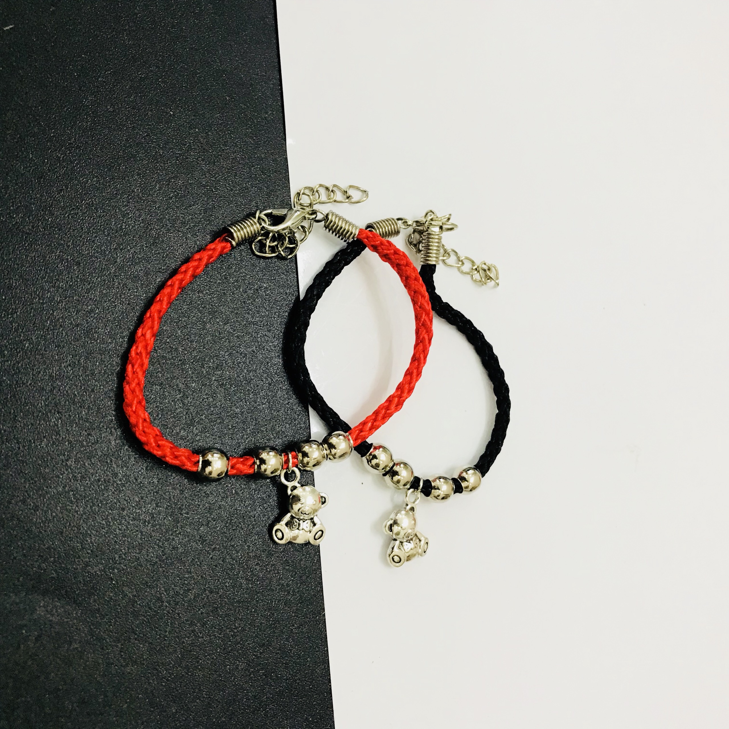 Set 2 vòng tay chỉ đỏ đen mặt chú gấu