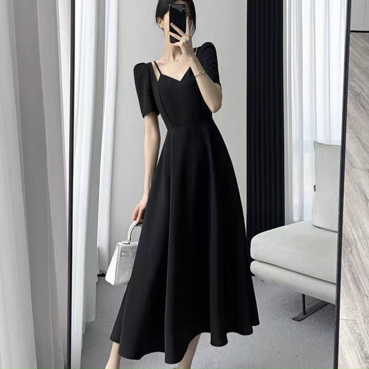 Đầm đen cổ V dây vai