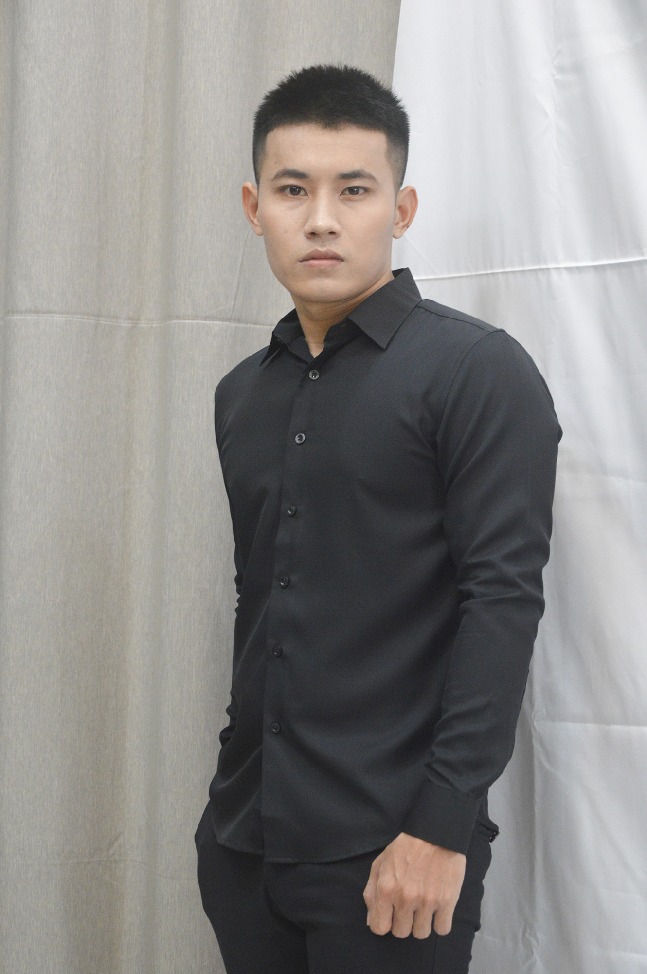 Áo sơ mi nam ôm body màu đen chất liệu cotton lụa