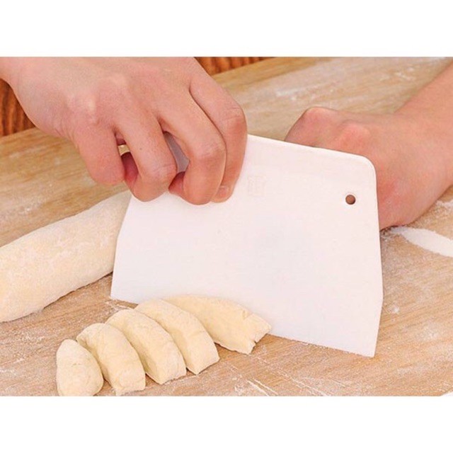 Miếng cắt và vét bột bằng nhựa