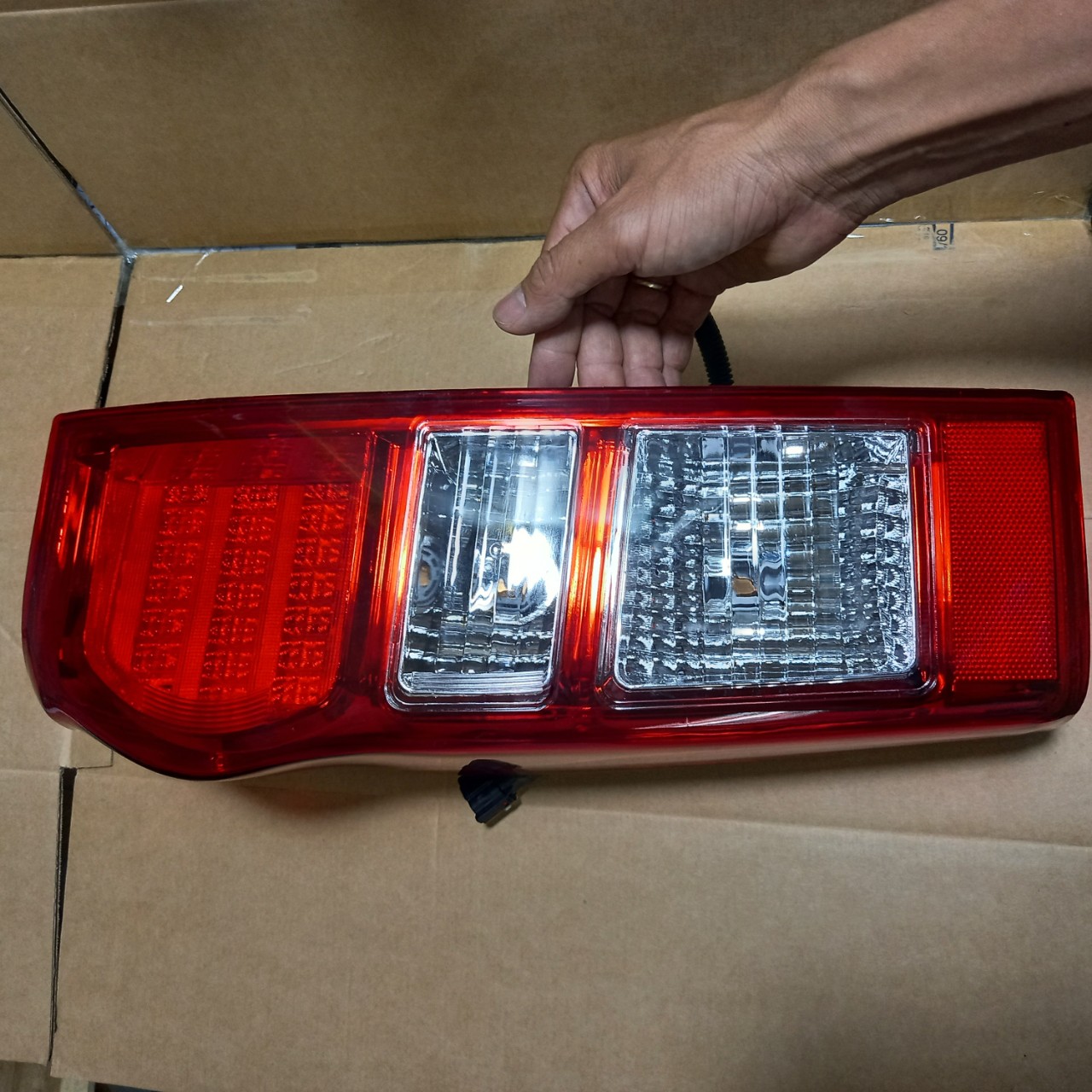 ĐÈN HẬU ISUZU DMAX 2012 - 2014 BÊN LÁI, CÓ LED