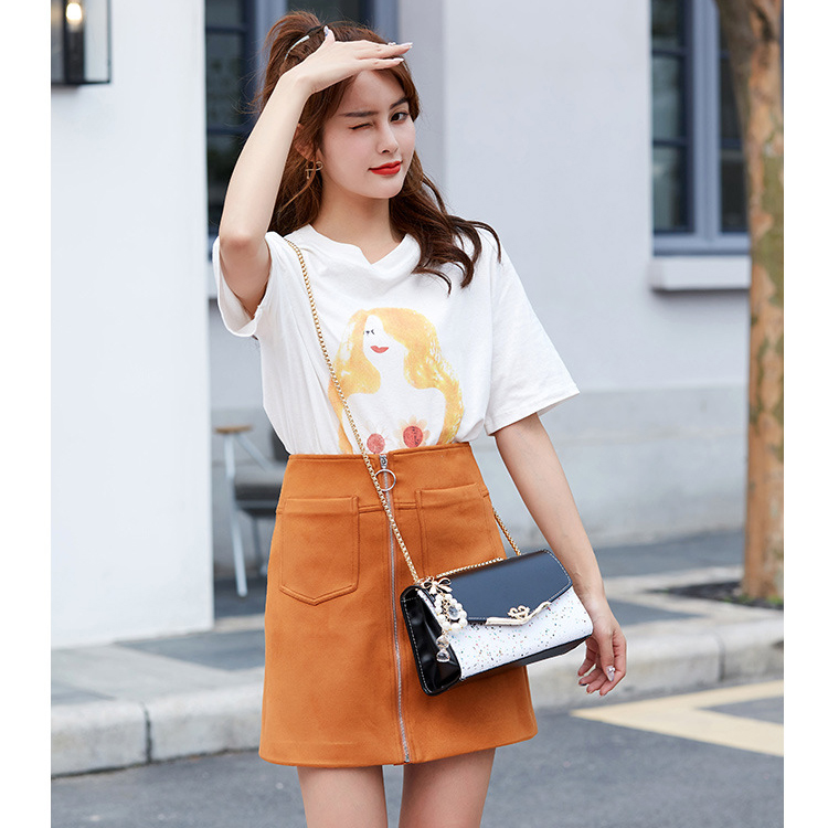Túi đeo chéo nắp gài T19 khóa trái tim