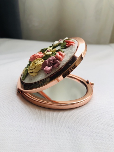 Gương thêu handmade