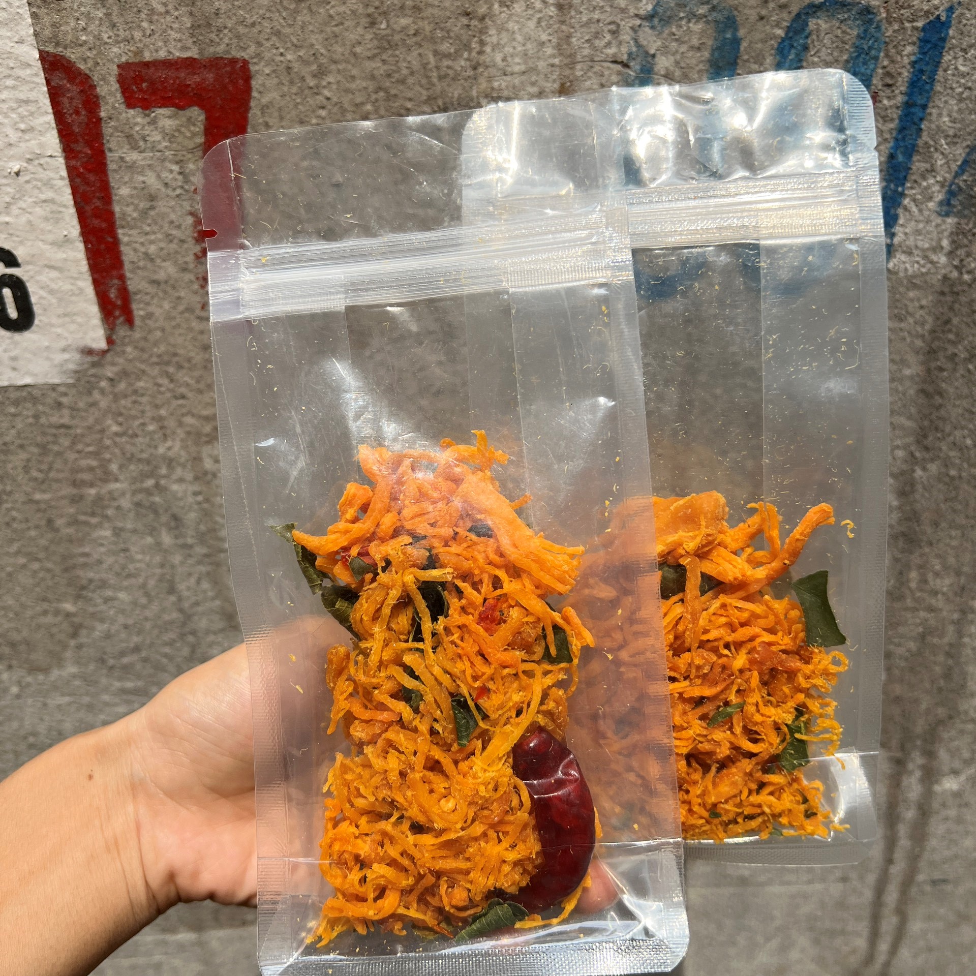 Khô gà lá chanh cay dai chuẩn vị (hũ 200gr)