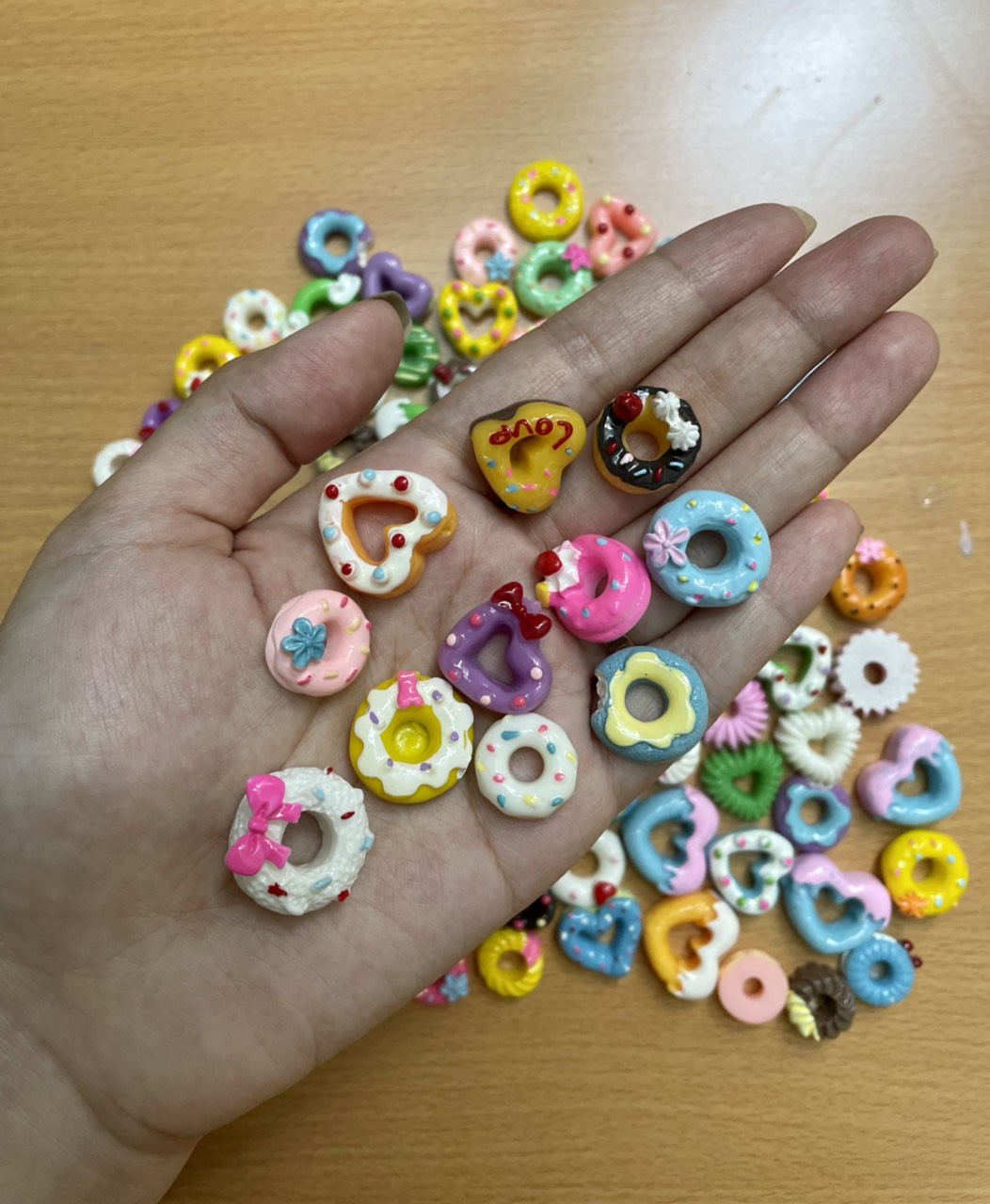 Combo 5 Sickers 3D Gắn Dép Cross Dễ Thương Có Sẵn Nút Gắn