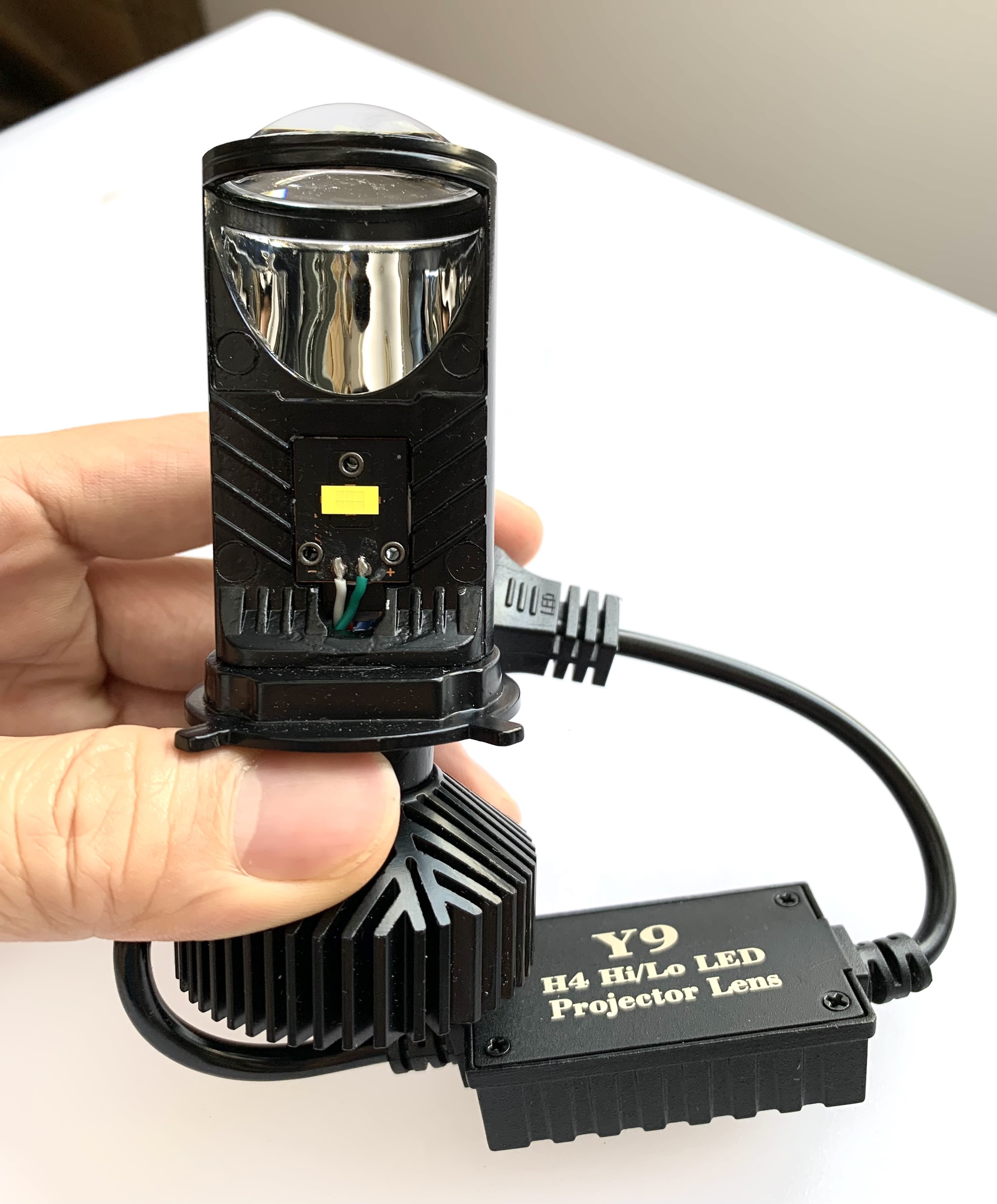 Đèn pha LED bi cầu Y9 ánh sáng gom siêu sáng chân H4