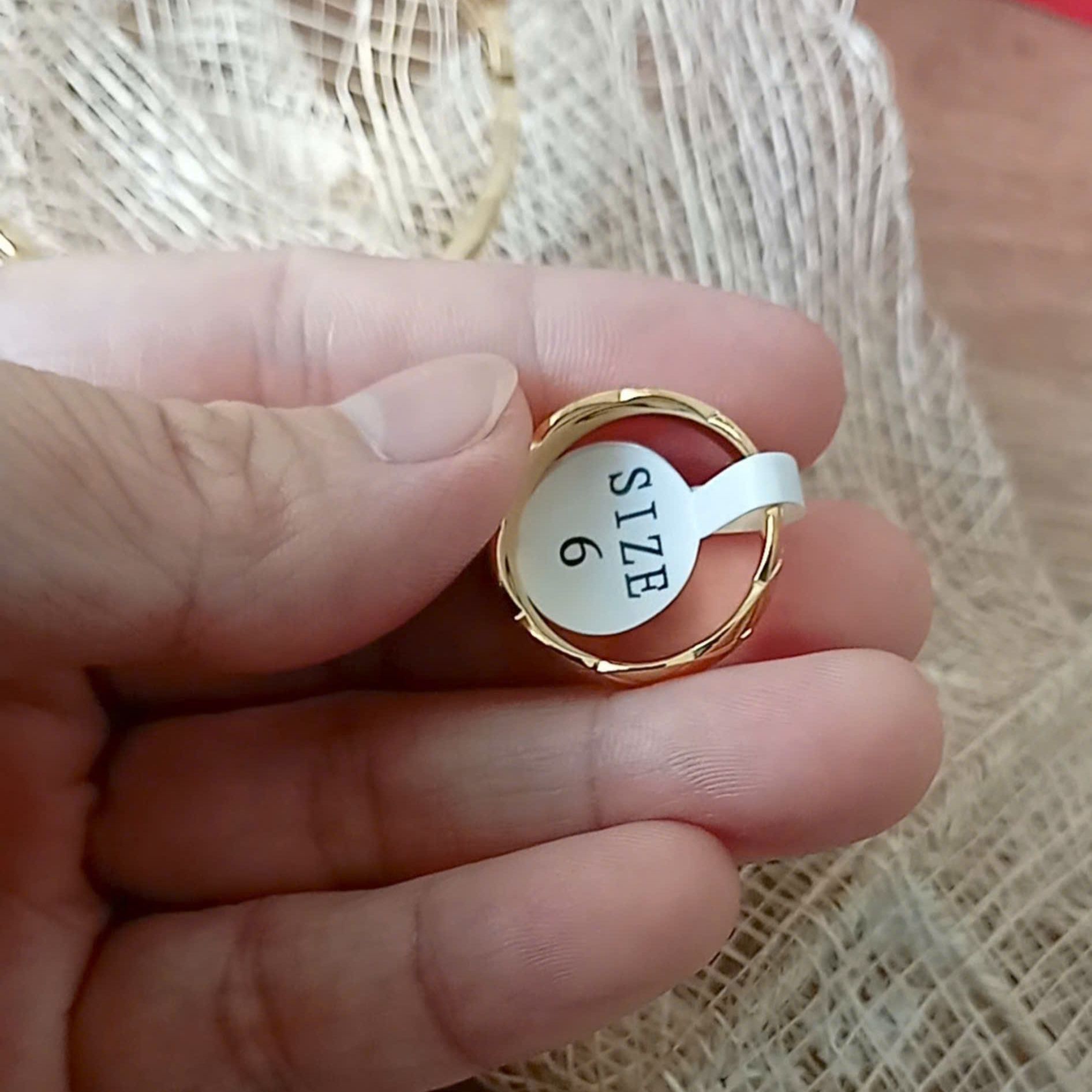 Nhẫn titan chạm khắc kiểu mạ vàng tươi