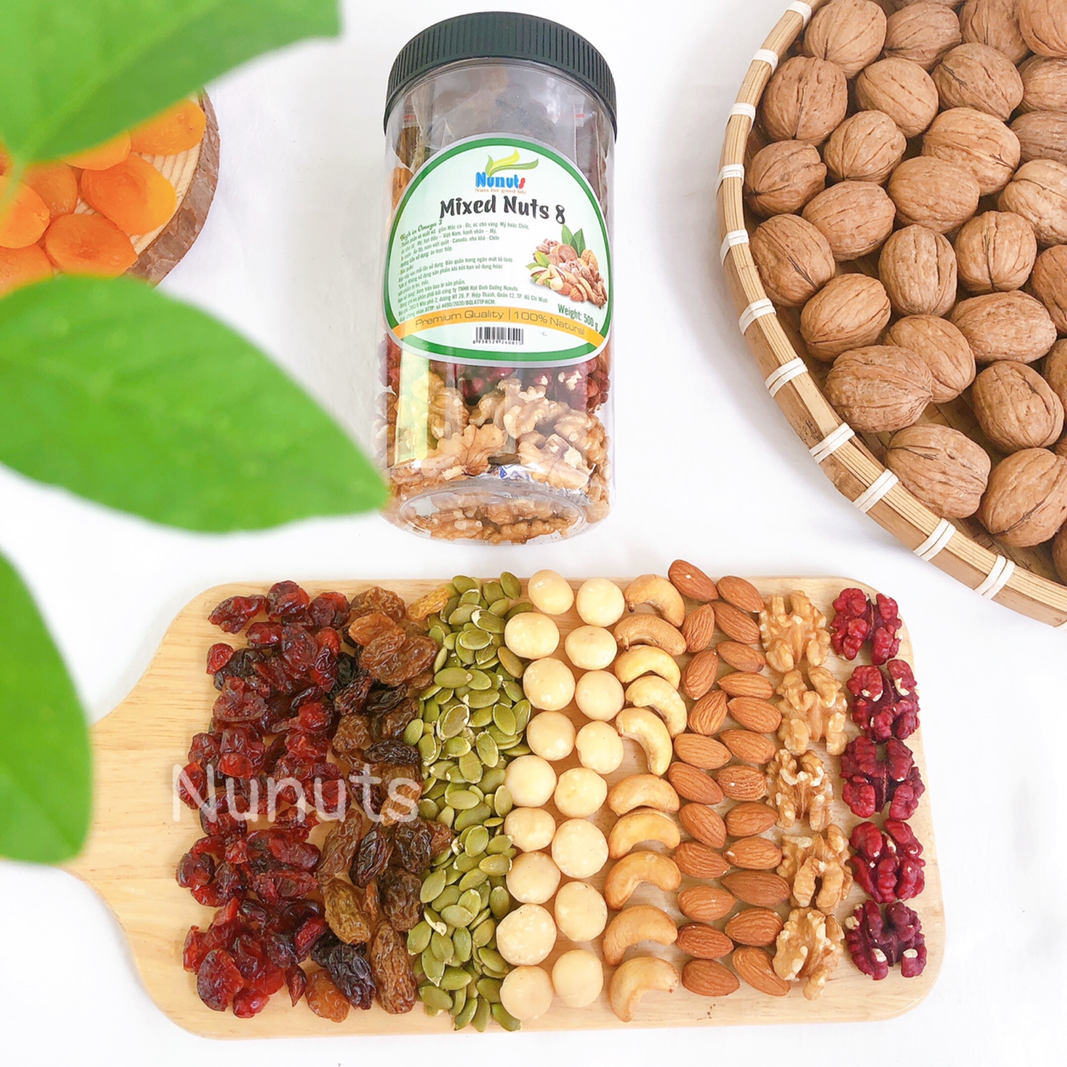 Mixed nuts 8 loại hạt và trái cây (hạt mắc ca, hạt óc chó đỏ, hạt óc chó vàng, hạt hạnh nhân, hạt bí xanh, hạt điều, nho khô, nam việt quất). Đã tách vỏ, ăn liền