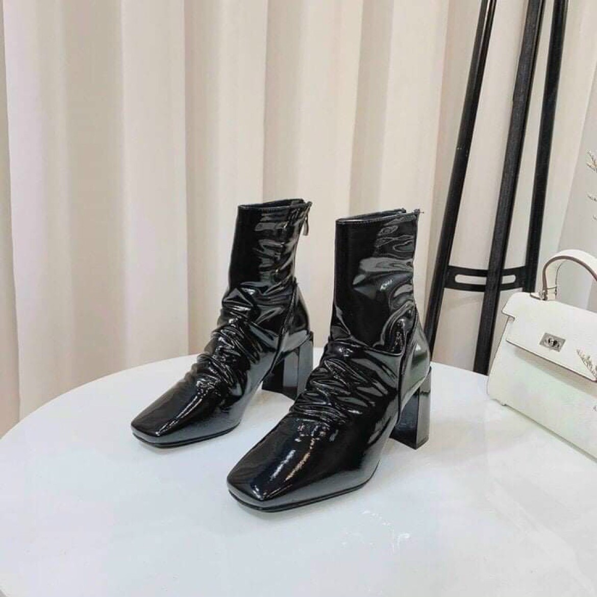 Giày Bốt Nữ Cổ Nhăn Da Bóng Gót 7cm Khóa Sau
