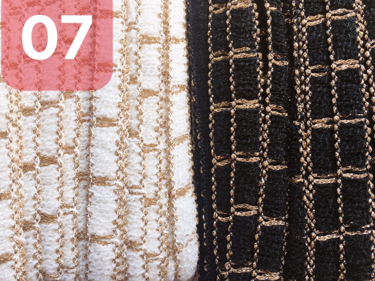 Dây ren mã 07 sử dụng để may phối áo dạ áo nỉ, hoặc dùng đế phối quần áo váy túi xách hoặc làm đồ trang trí nhà cửa đều được. Giá bán 1M hoặc 5M vui lòng chọn theo phân loại