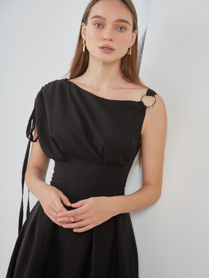 COCO SIN - Đầm Tơ Đen Phối Khoen