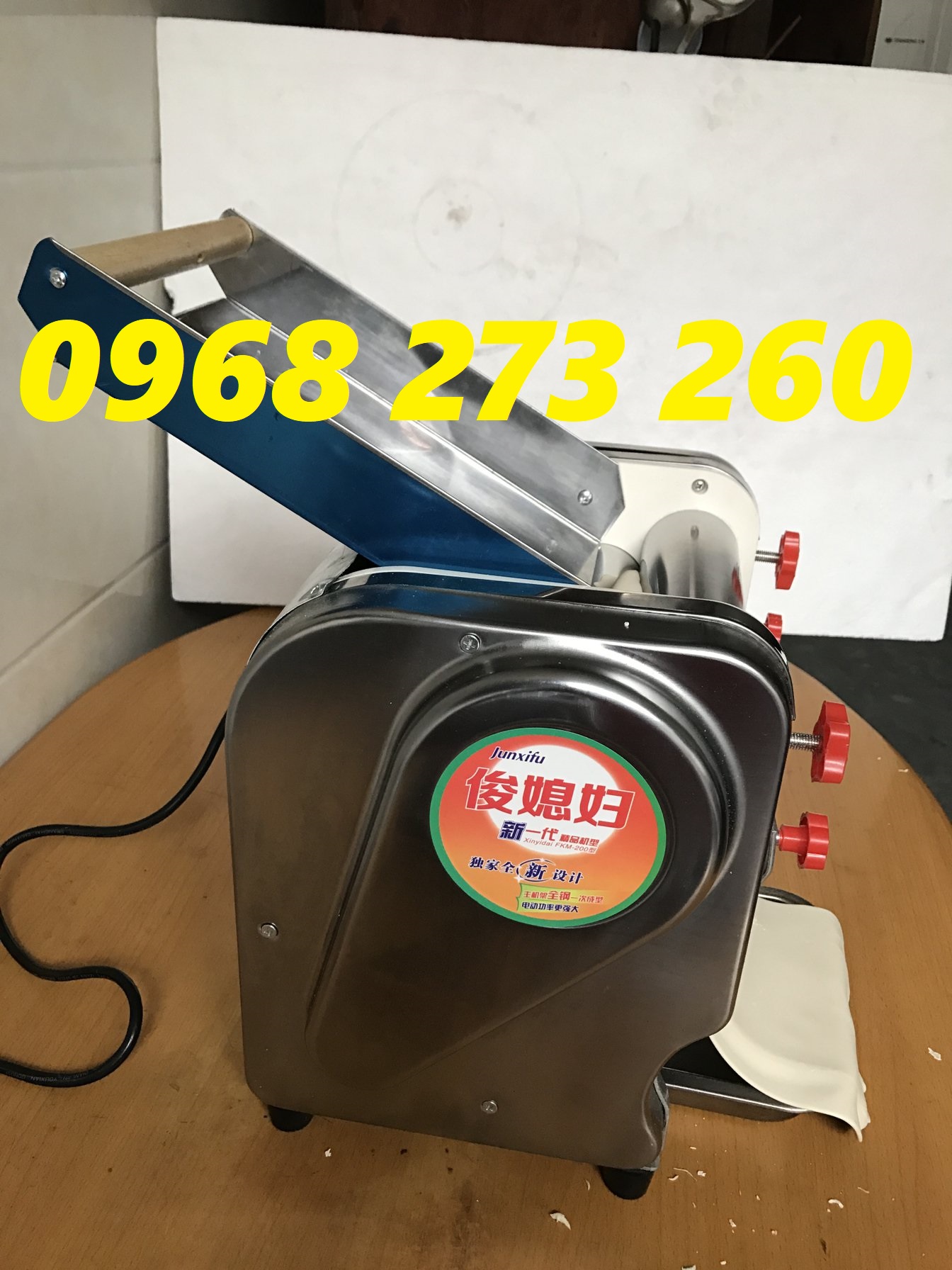 Máy cán bột mì làm bánh chạy điện