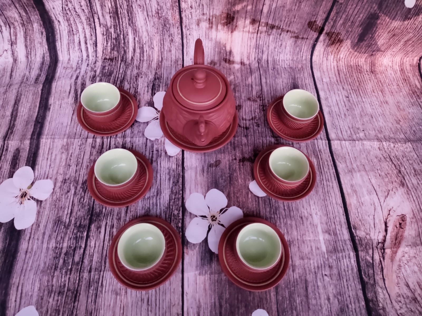 Bộ ấm chén hình gà lạ mắt
