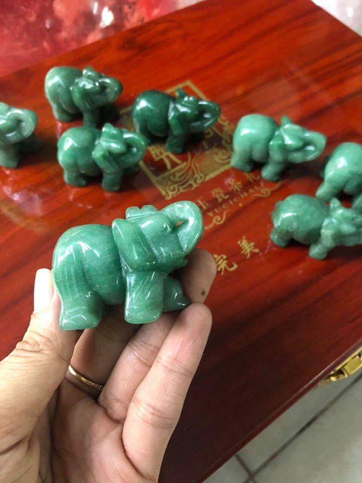 Phong thủy tượng voi đá thạch anh xanh