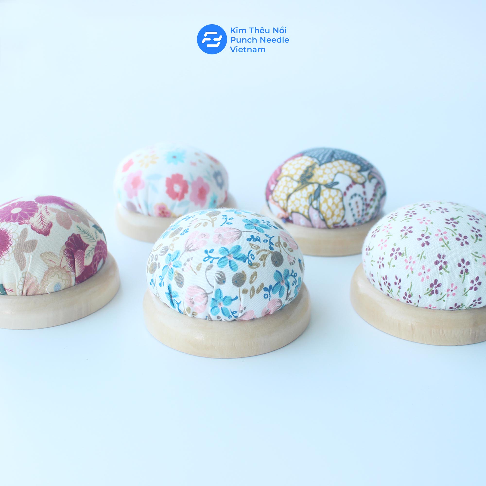 Gối bông cắm kim đế gỗ handmade