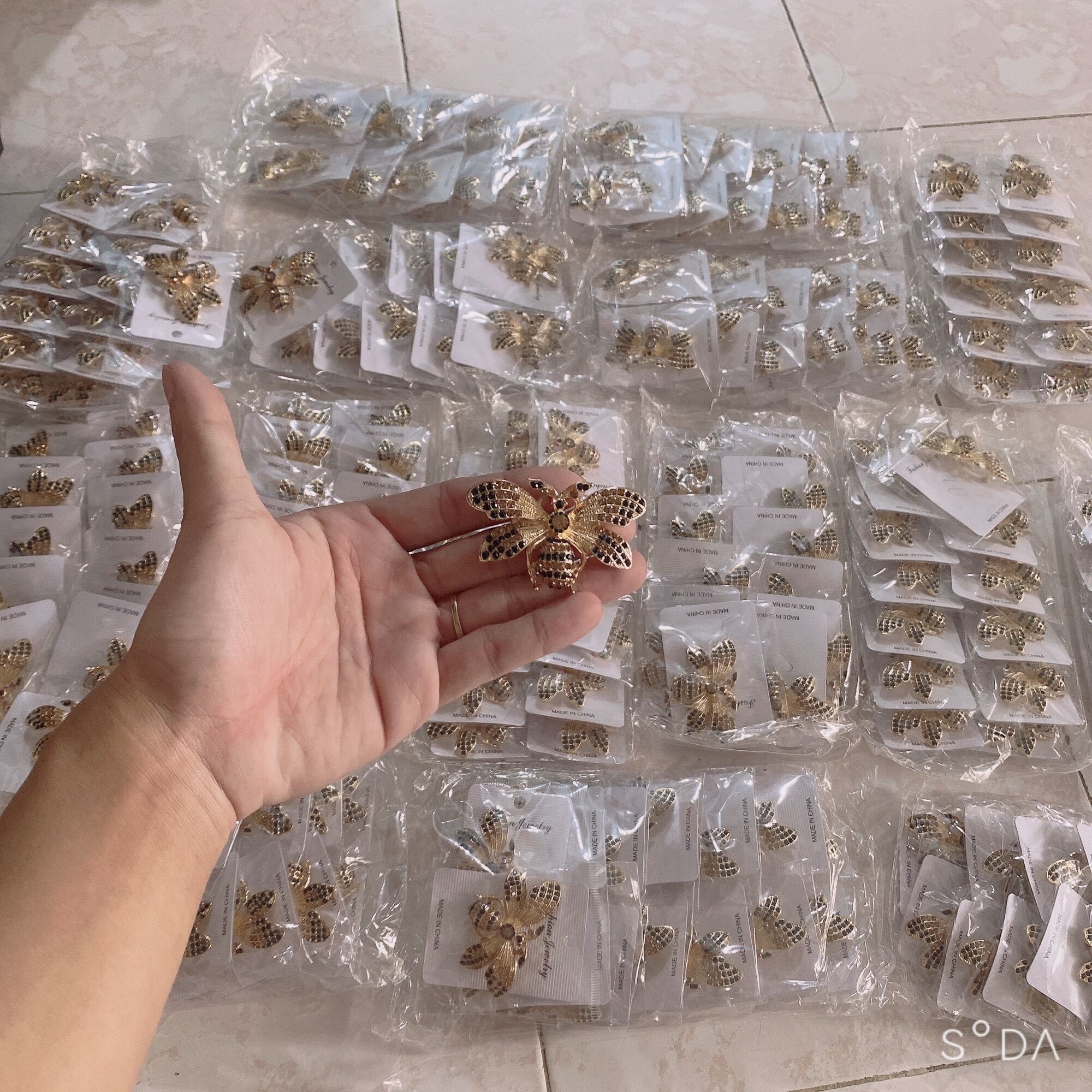 Bộ 2 Charm Ong Vàng gắn dép lào