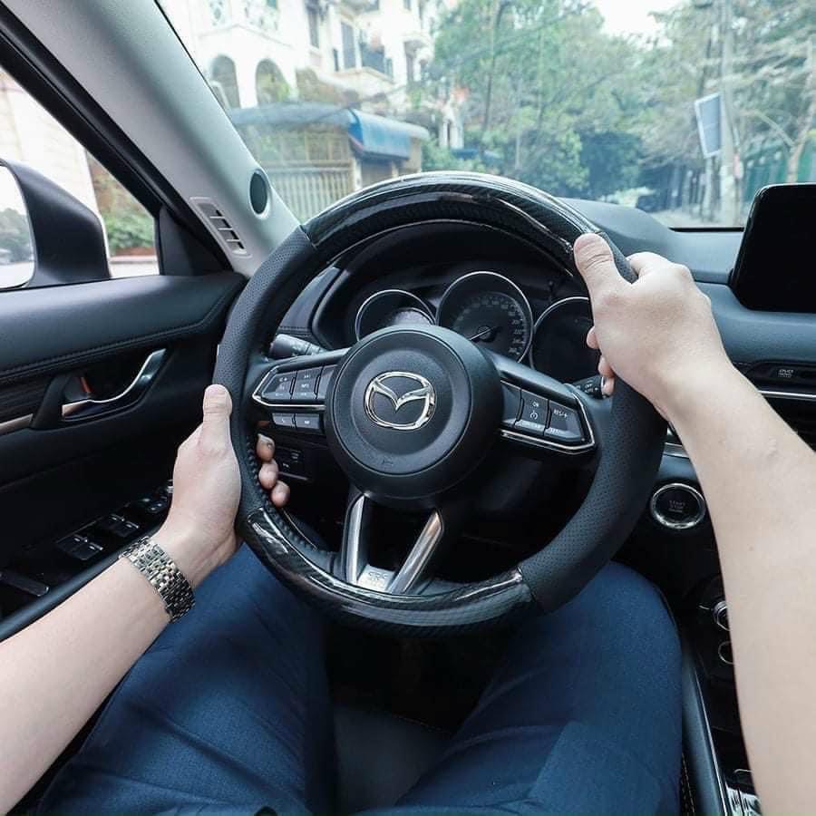 Bọc vô lăng cacbon kèm biểu tượng logo Hãng