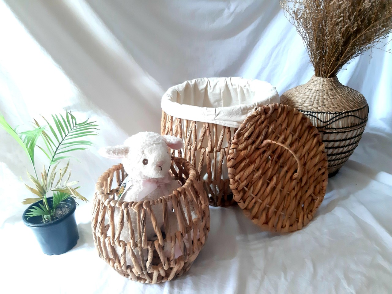 Sọt đựng đồ bằng lục bình đan thưa có nắp (có lót vải bên trong)