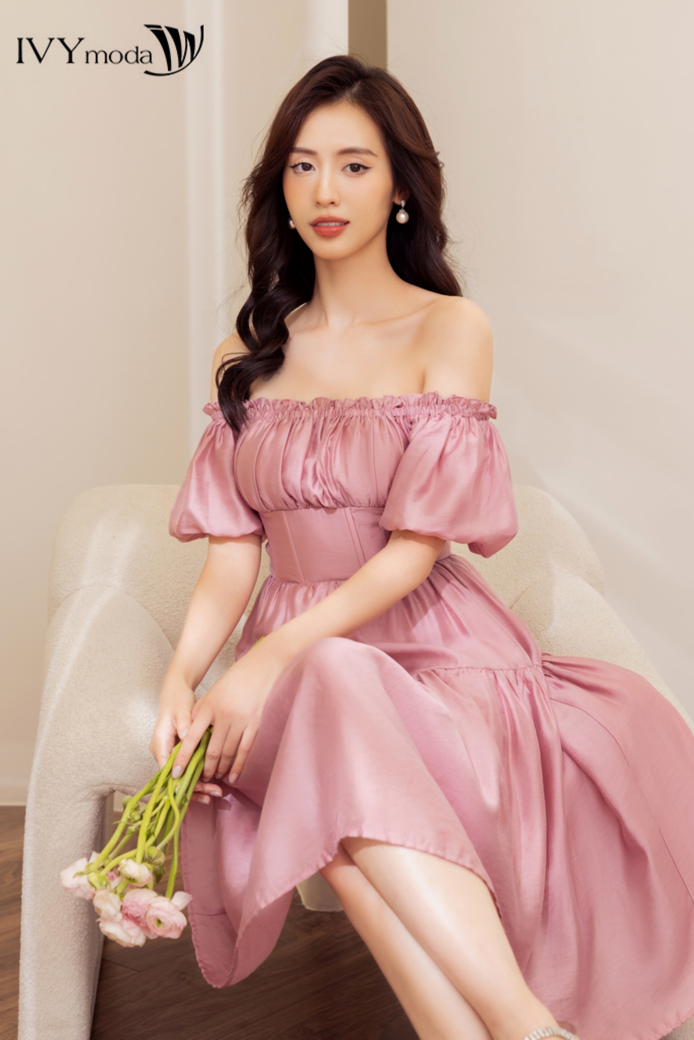 Đầm lụa trễ vai dáng xòe IVY moda MS 48M8313