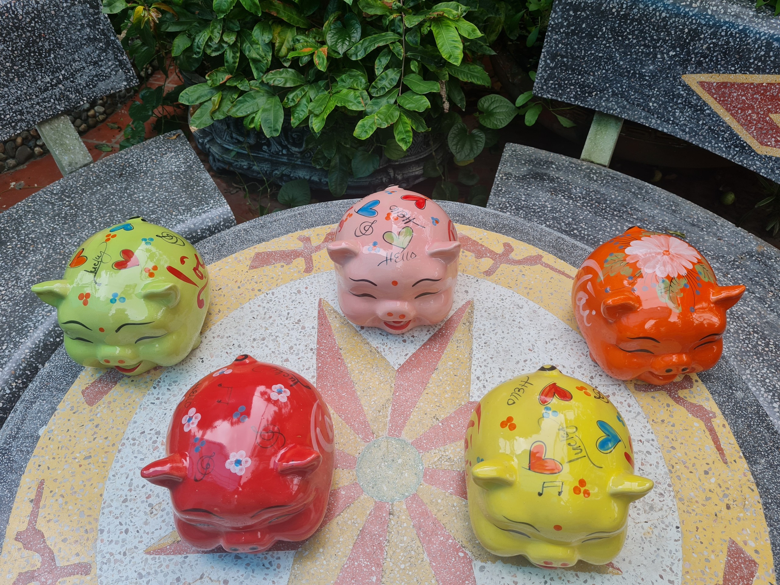 LỢN TIẾT KIỆM LỢN NẰM MẮT HÍP
