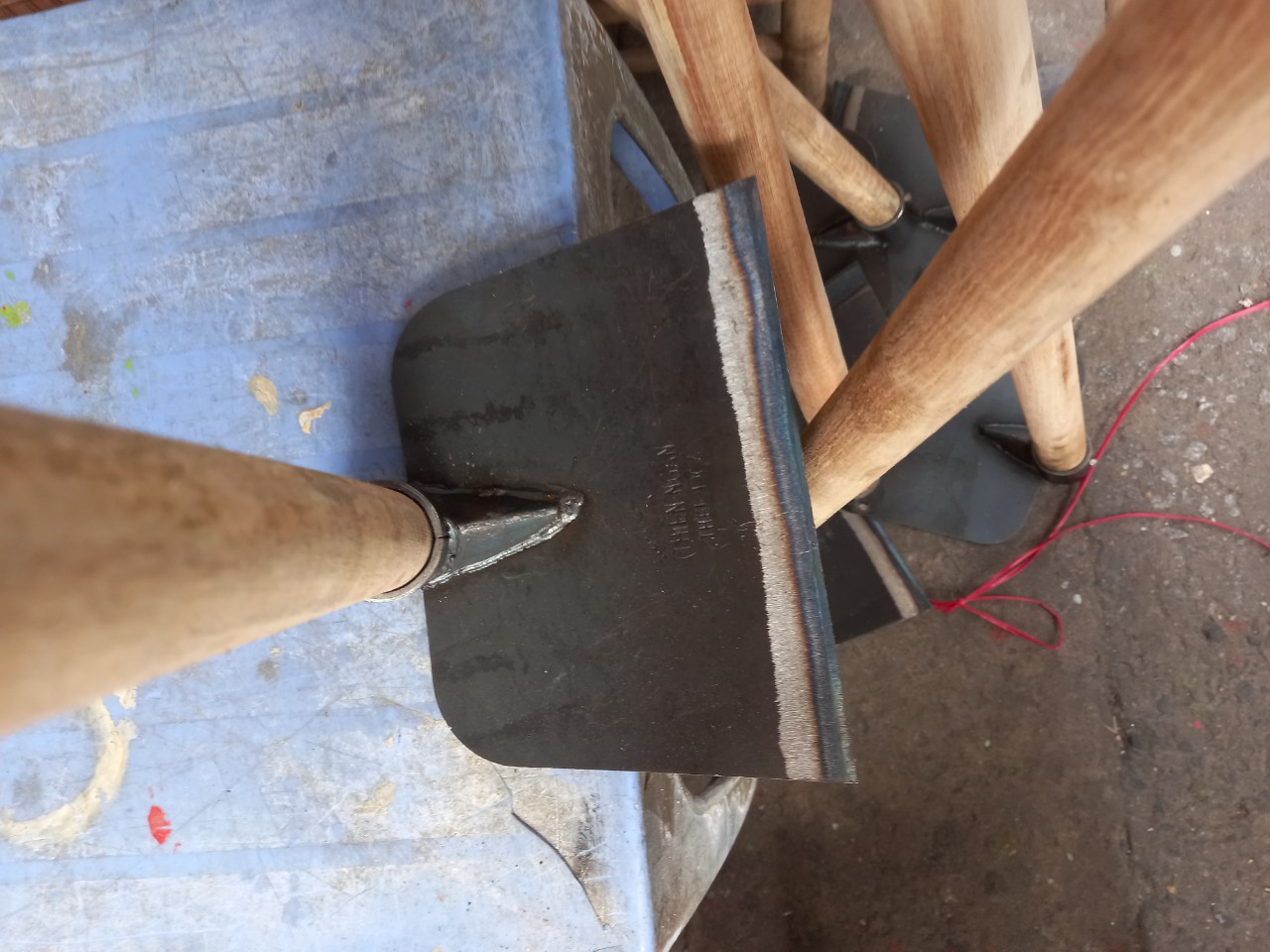 Cuốc làm vườn cán bằng gỗ ,cán dài 1 mét