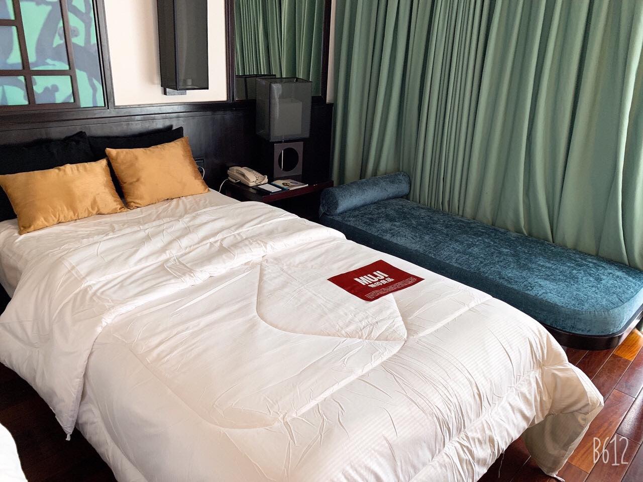 RUỘT CHĂN MUJI màu trắng không xẹp nặng 2.8kg