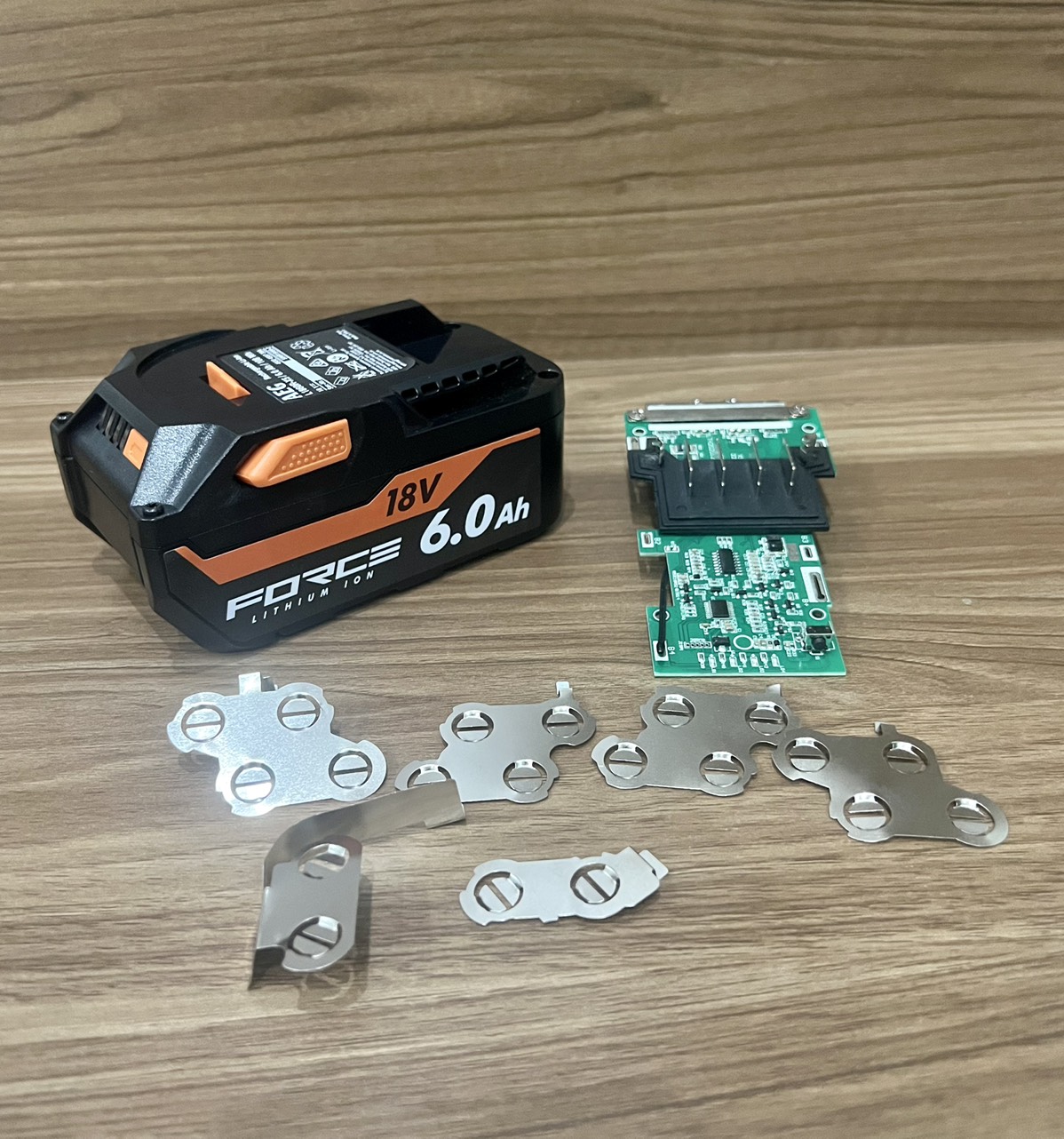 Vỏ mạch pin aeg - ridgid 18v 6.0ah li-ion, led báo pin và nhận sạc zin.