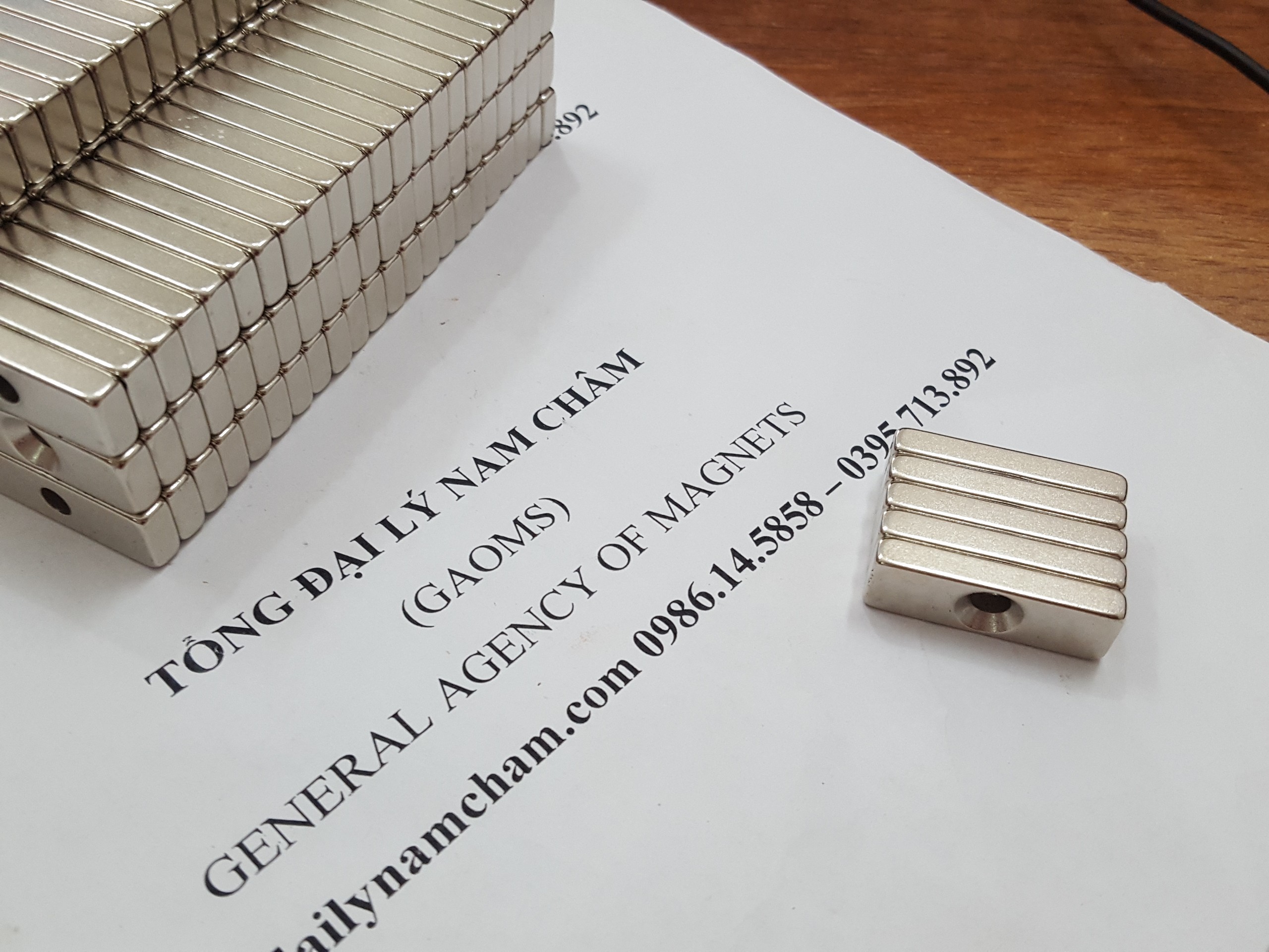 5 viên nam châm 30x10x5 lỗ vát 4mm