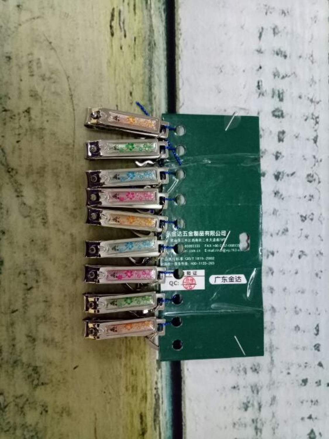 Bấm Cắt móng tay cho bé