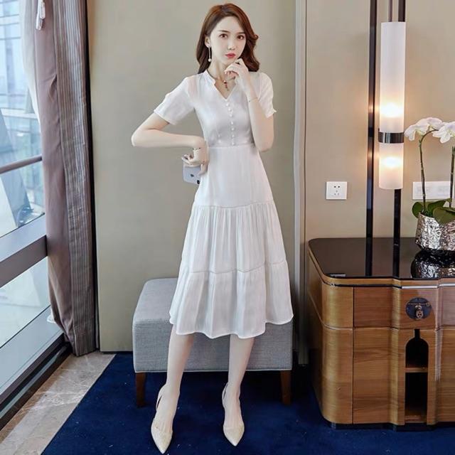 Đầm trắng cổ úp 3 tầng