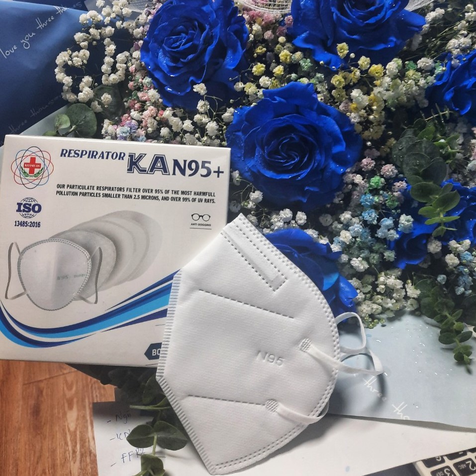 Khẩu trang y tế 5 lớp Khánh An KA N95+ kháng khuẩn màng lọc đặc biệt giúp ngăn cản 95% bụi mịn nhỏ hơn 2.5 micromet và 99% tia UV, không bam hơi vào kính