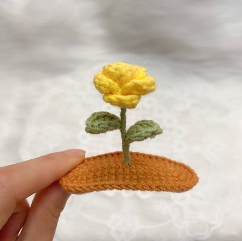 Kẹp tóc hoa hồng bằng len handmade