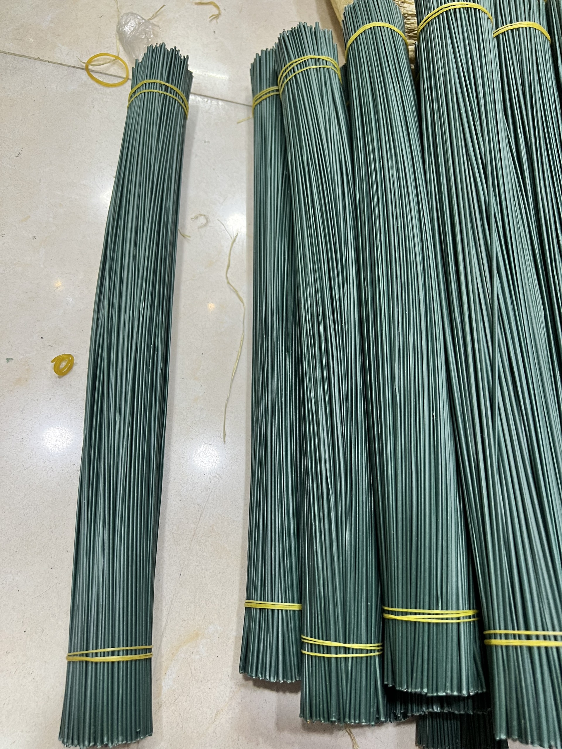 T2112 cành kẽm bọc nhựa làm thân hoa combo bó 1kg dài 40cm . dùng làm thân , nhánh hoa giả 01