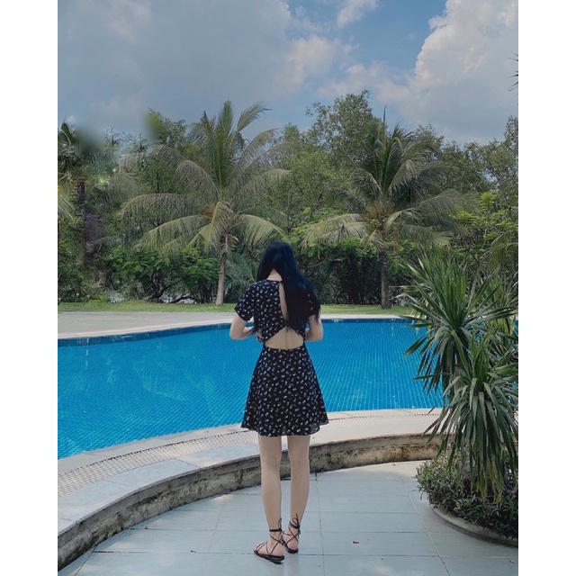 Đầm hoa hở lưng Ruchan