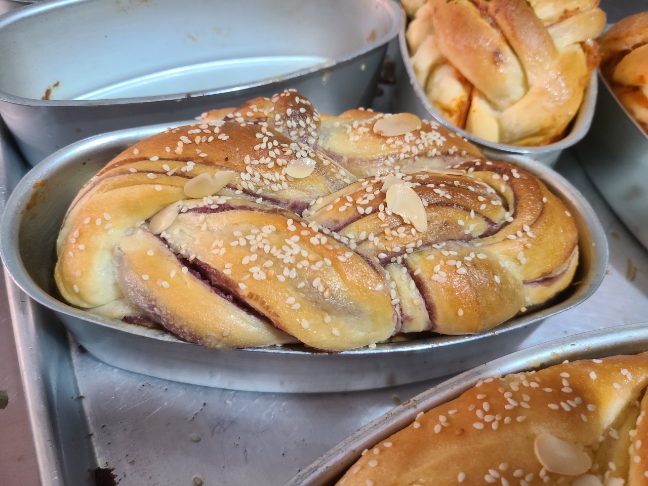 Bánh mì hoa cúc đậu đỏ - 350gam ( bánh mới mỗi ngày)