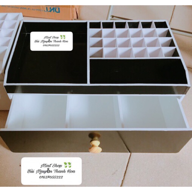 Kệ mỹ phẩm 35cm đại đen núm gỗ nhạt 24 ô son