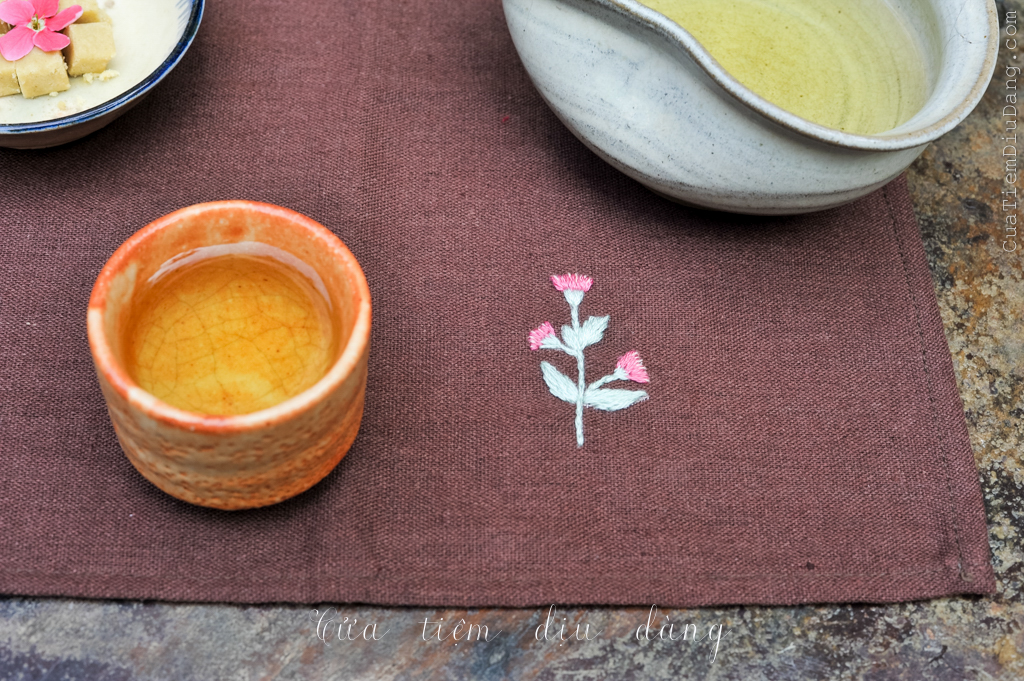 Khăn tay (Khăn mùi xoa) vải linen thêu thủ công – Cúc chi
