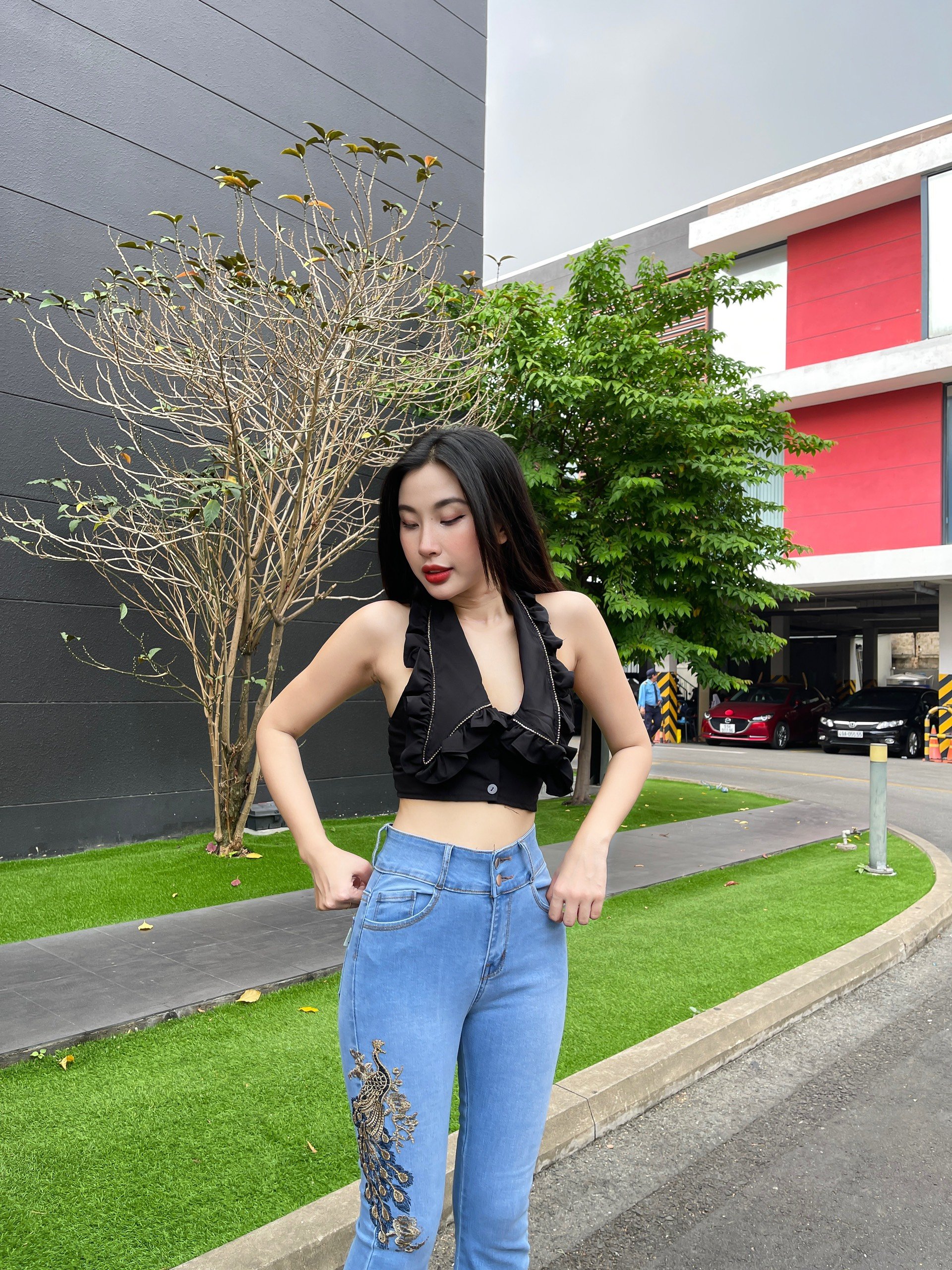 Quần Jeans Nữ Ống Loe Dài Thêu Tôn Dáng