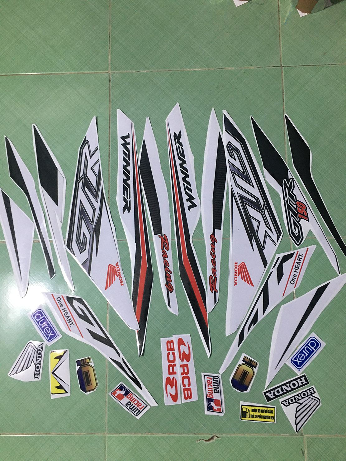Tem winner 150 trắng đen gtr